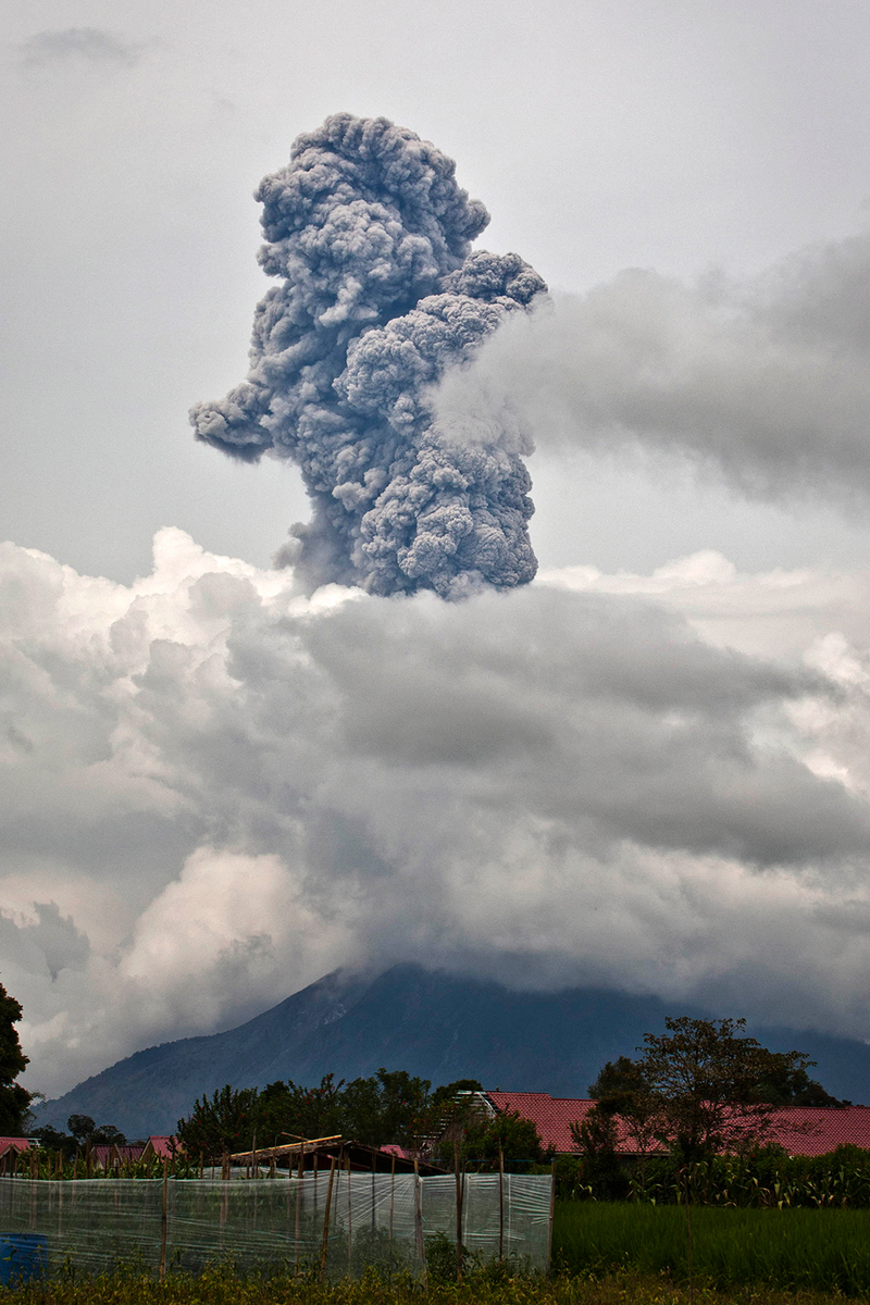 Illustration for article titled This 4-mile-high volcano explosion in Sumatra is absolutely insane